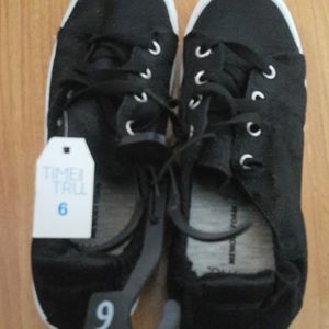 Time and Tru women's memory foam size 6